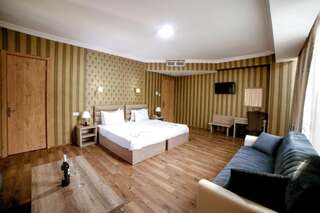 Отель L Plaza Hotel Тбилиси Семейный номер с балконом-4