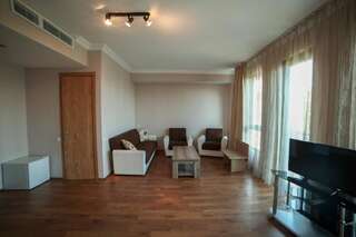 Отель L Plaza Hotel Тбилиси Семейный номер с балконом-5